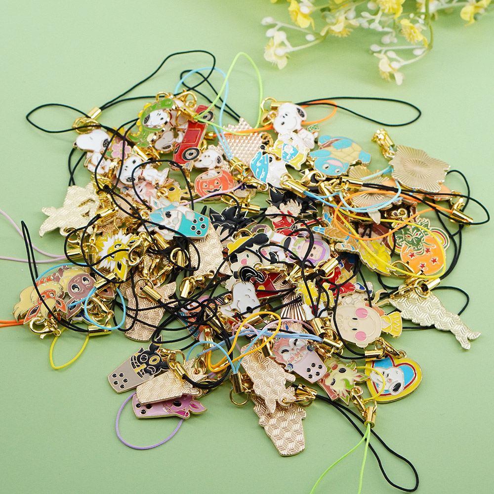 Phone Accessories Wholesale In China - Colgantes de metal esmaltado con diseños